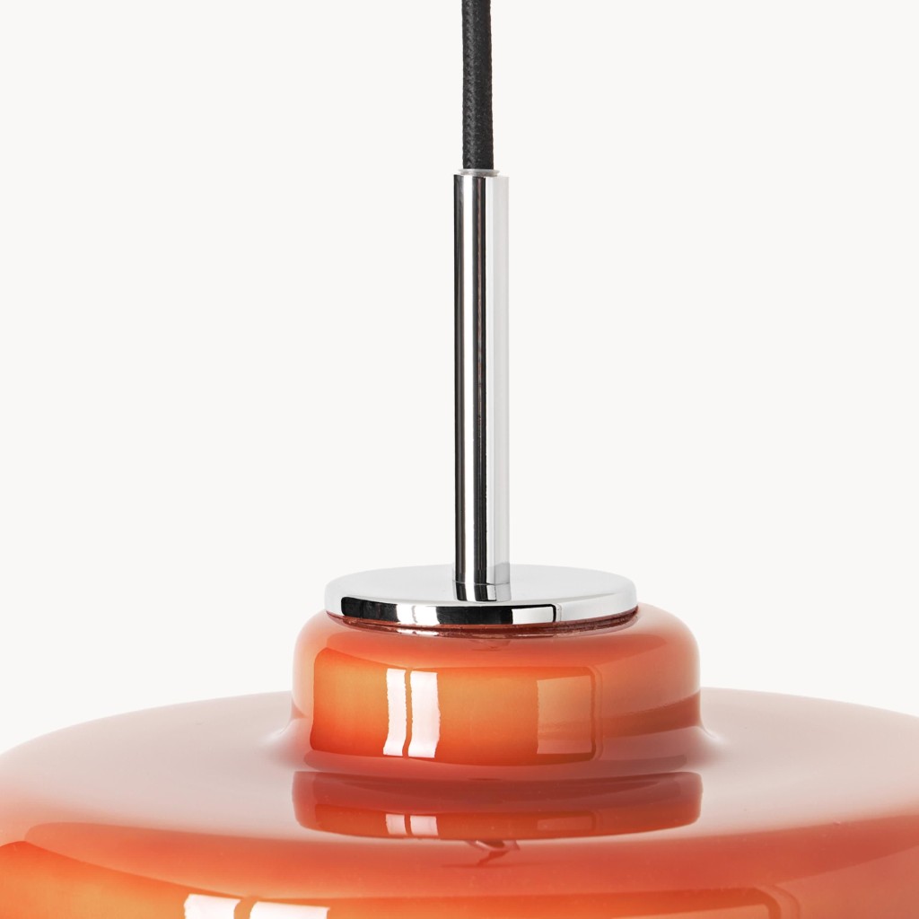 Chroomsteel die de zwarte kabel met de oranje glazen kap verbindt