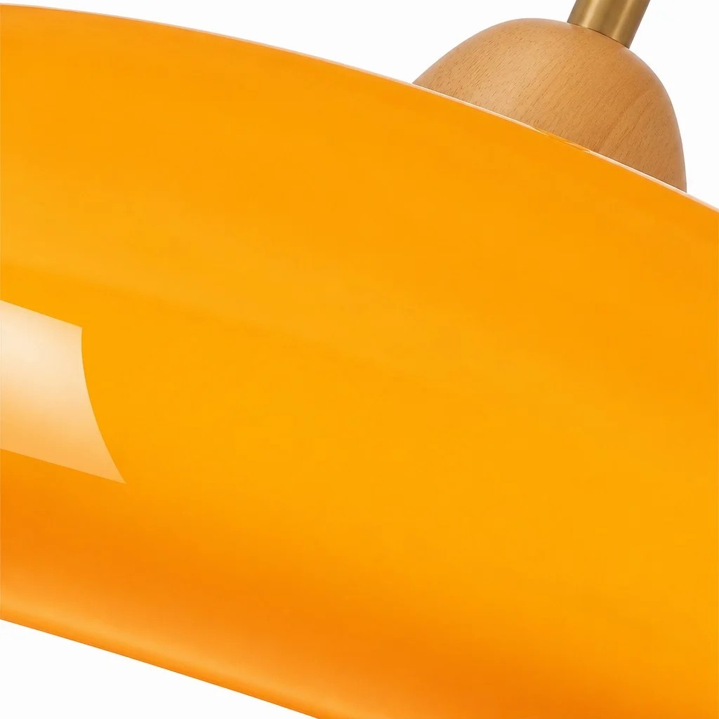 Oranje glazen kap gecombineerd met een houten en messing schacht.