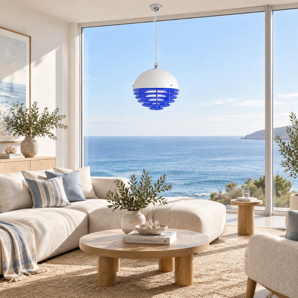 Kleine blauwe Sunset hanglamp in een lichte woonkamer met uitzicht op zee.