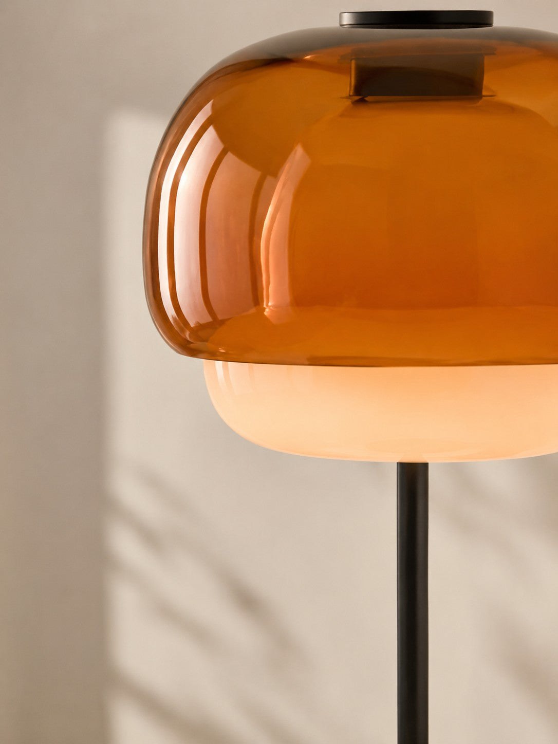 Verlichte glazen kap met zachte binnendiffusor.