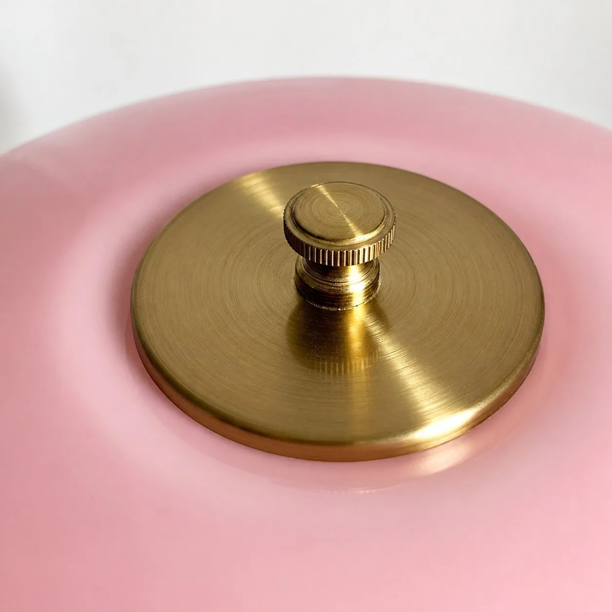 Lampe de table danoise, détail du pommeau métal brossé