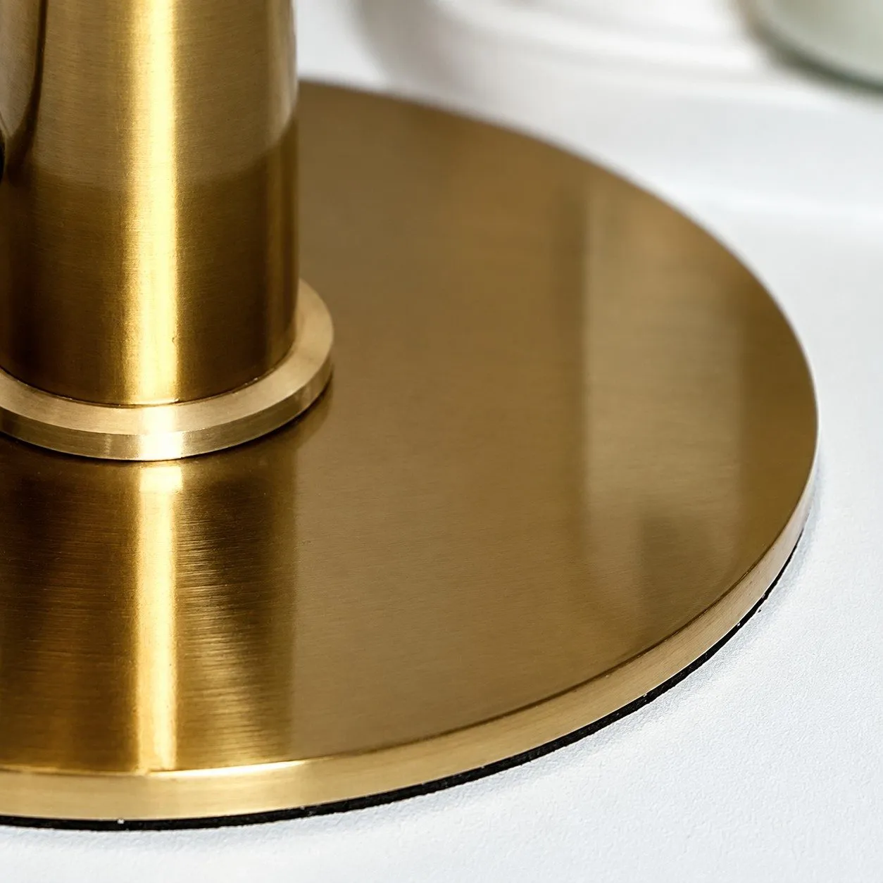 Lampe de table danoise, détail du pied et de la tige métal brossé