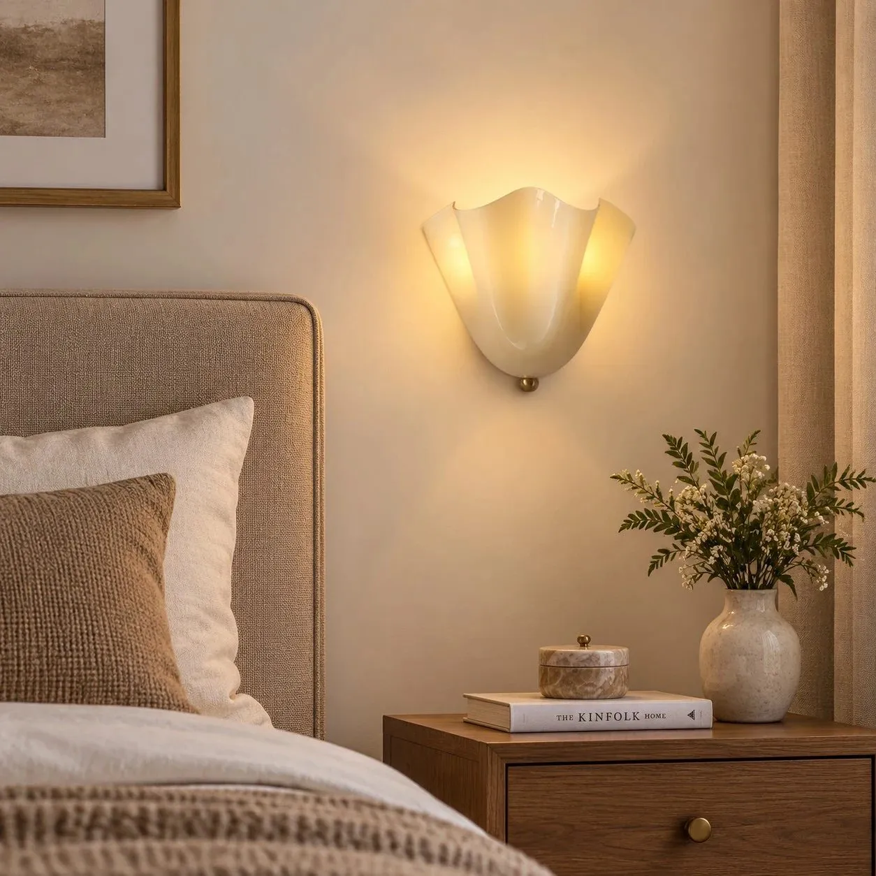 Applique coquille verre Velora près d'un lit