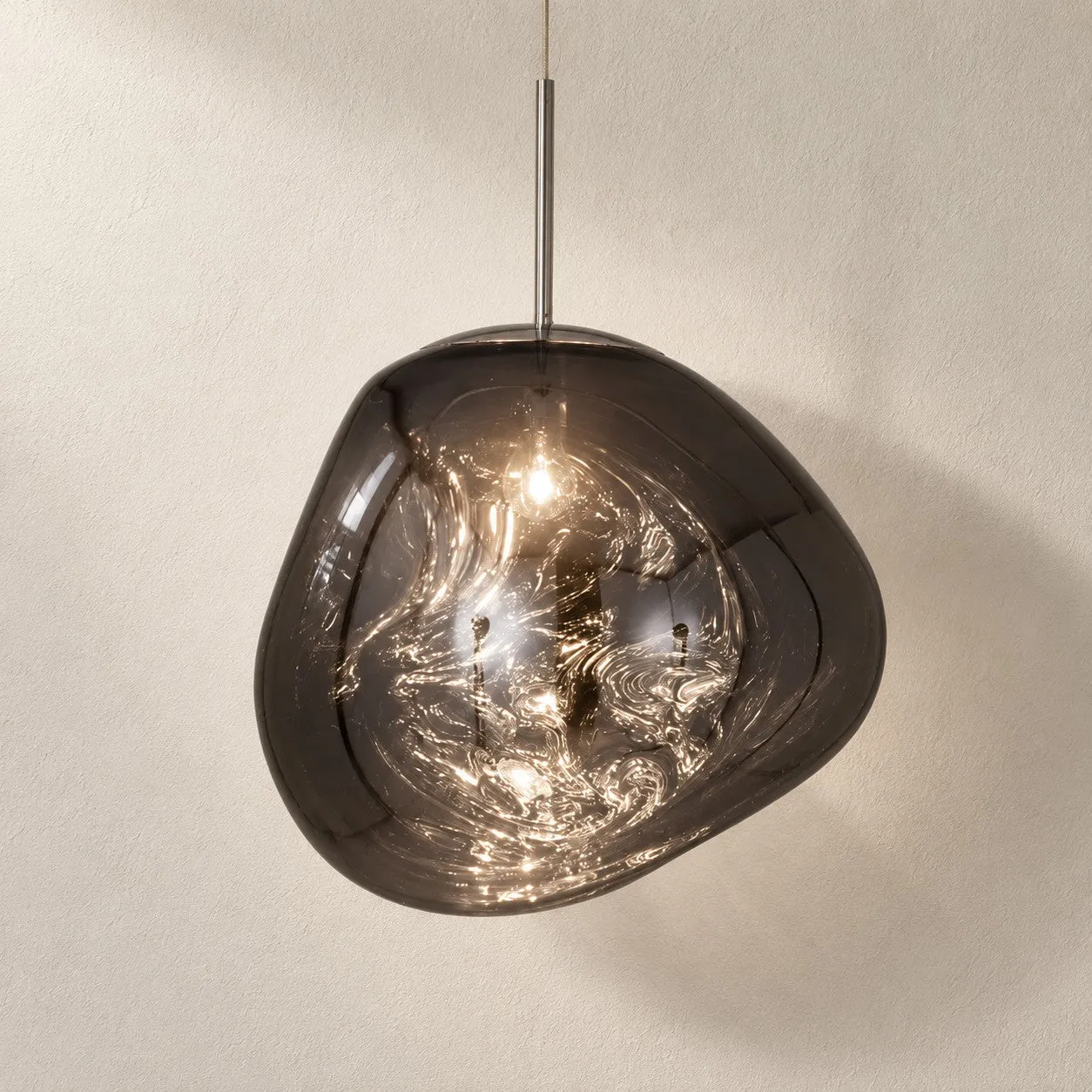 Vue couleur de la suspension Molten Form gris fumé