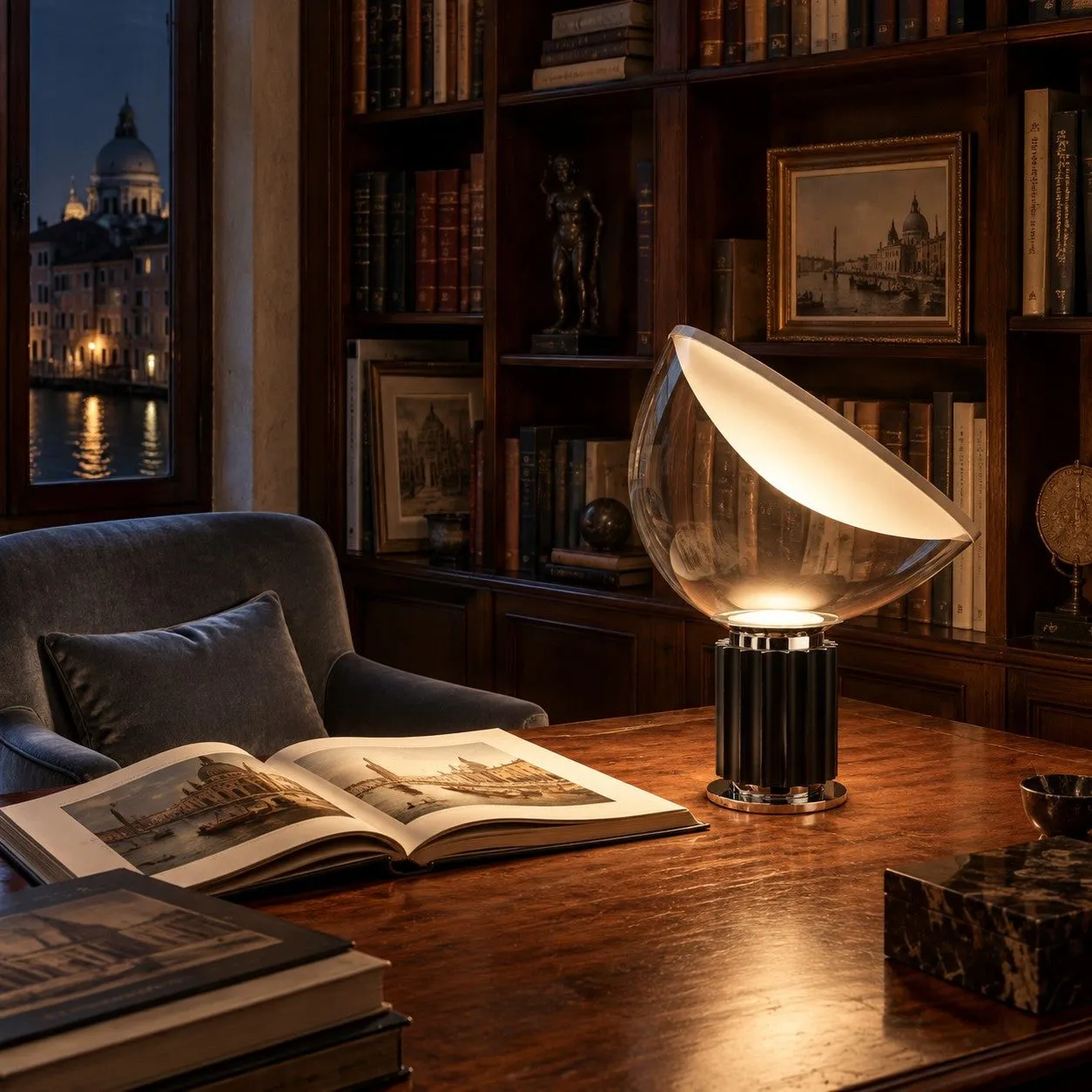 Lampe Bowlum noire allumée sur une table de bibliothèque en bois près d'un livre ouvert
