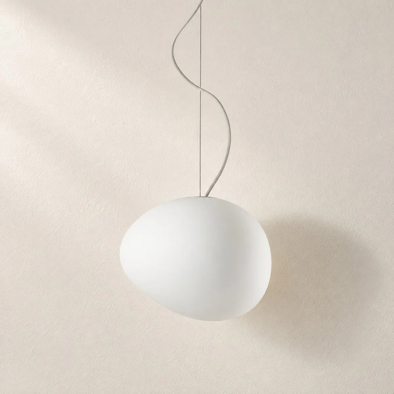 Suspension Stonea 31 cm en verre blanc, silhouette galet asymétrique