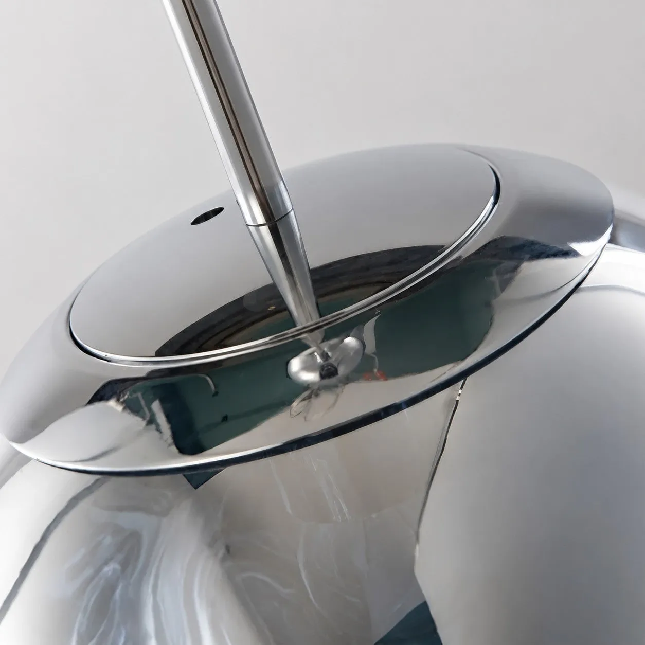 Gros plan de la liaison supérieure de l'abat-jour Molten Form argent