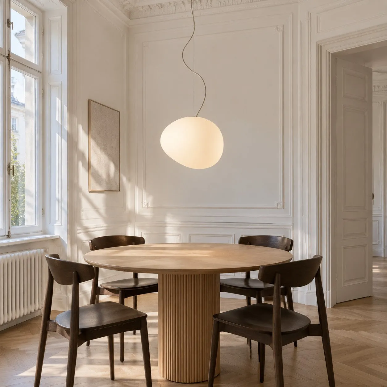 Suspension Stonea unique allumée au-dessus d'une table ronde