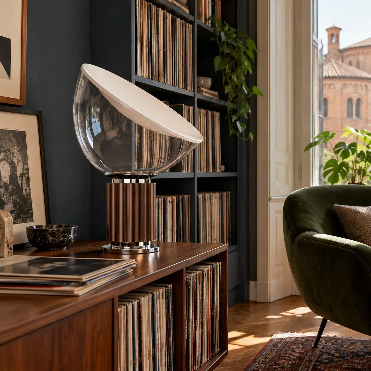 Lampe Bowlum bronze sur un buffet dans un salon lumineux
