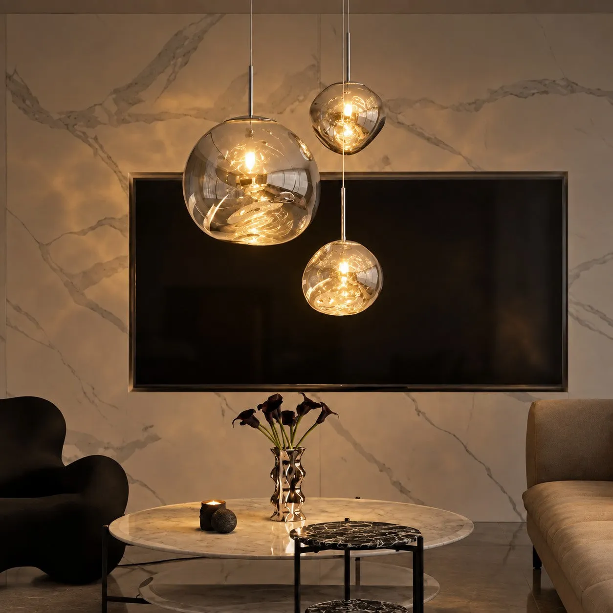 Trois suspensions Molten Form allumées dans le même salon