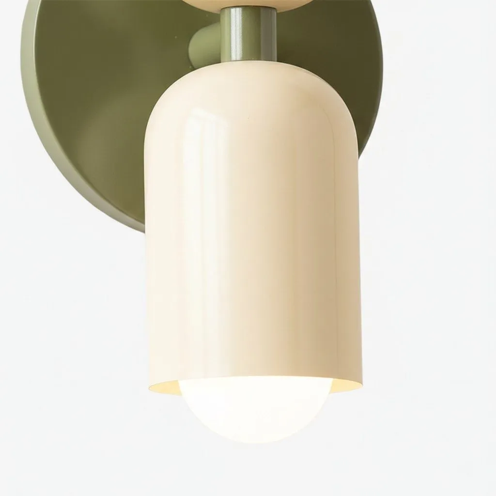 Cylindre crème et ampoule globe sur un pavillon olive