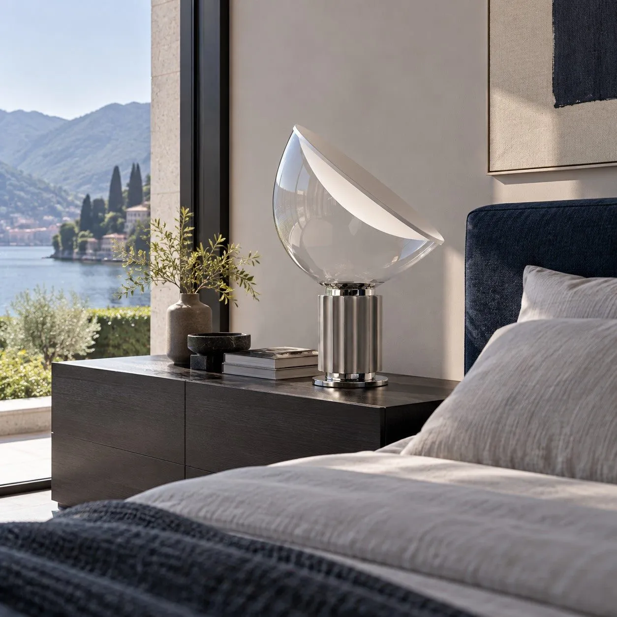 Lampe Bowlum argent sur un buffet de chambre avec vue sur le lac